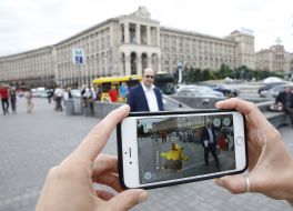 Девушка играет в Pokemon GO в Киеве