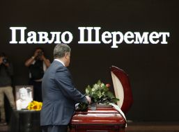 Petro Poroshenko during a farewell with Pavel Sheremet