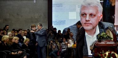 Petro Poroshenko during a farewell with Pavel Sheremet