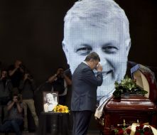 Petro Poroshenko during a farewell with Pavel Sheremet
