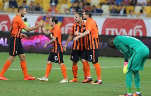 Игроки ФК "Шахтер" (Донецк) радуются забитому голу 