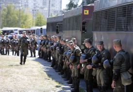 Правоохранители окружили здание суда