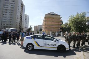 Правоохранители окружили здание суда