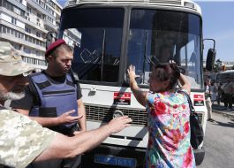 Столкновение между сторонницами "торнадовцев" и правоохранителями