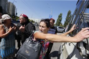 Столкновение между сторонницами "торнадовцев" и правоохранителями