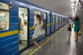 Пассажиры на станции метро "Олимпийская"