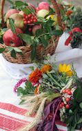 Корзина с яблоками и букет