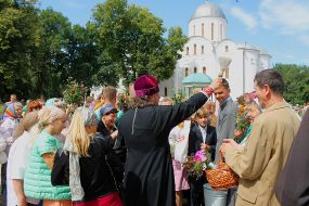 The priest sprinkles holy water on the faithful