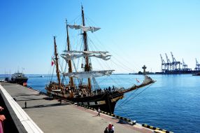 Palinuro ship