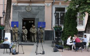 Журналисты возле госпогранслужбы