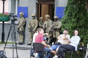 Журналисты возле госпогранслужбы