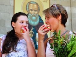Believers with apples