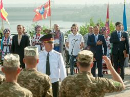 Торжественная церемония поднятия флага Украины на Хортице