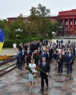 Laying flowers at the monument to Shevchenko
