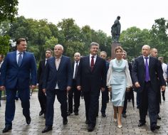 Возложение цветов к памятнику Шевченко