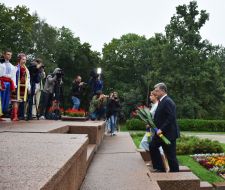 Laying flowers at the monument to Shevchenko