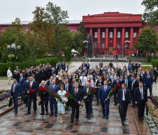 Laying flowers at the monument to Shevchenko