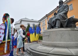 Laying flowers at the monument Hrushevsky