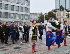 Возложение цветов к памятнику Грушевскому