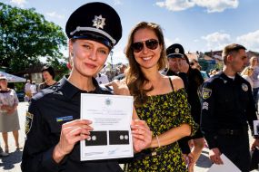 Envelope with epaulets