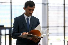 Чоловік гортає книгу