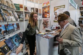 Книжная выставка-ярмарка ко Дню Знаний