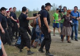 Police accompanied by representatives of the Roma nationality