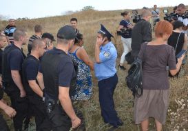 Police accompanied by representatives of the Roma nationality