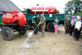 Лісники демонструють засоби пожежогасіння