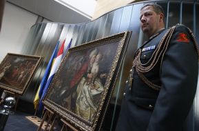 Ceremony of handing over paintings