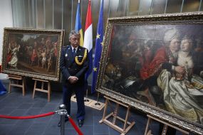 Ceremony of handing over paintings