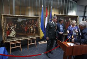 Ceremony of handing over paintings