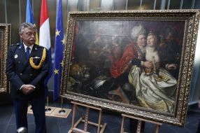 Ceremony of handing over paintings
