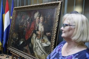 Ceremony of handing over paintings