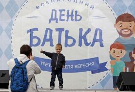 Чоловік фотографує сина