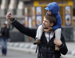 Чоловік робить селфі з сином