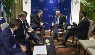 Petr Poroshenko and Bill Clinton