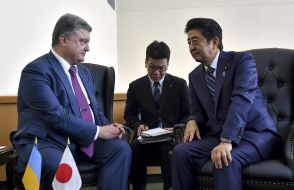 Petr Poroshenko and Shinzo Abe