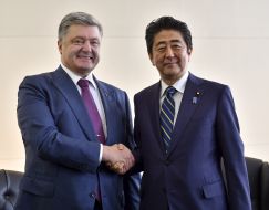 Petr Poroshenko and Shinzo Abe