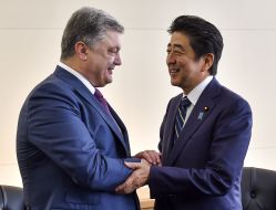 Petr Poroshenko and Shinzo Abe