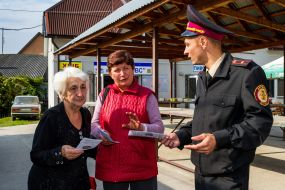 Lifeguard handing out leaflets to women