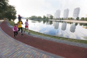 Running track near Telbin Lake 