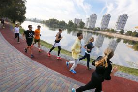 Running track near Telbin Lake 