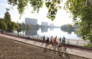 Running track near Telbin Lake 