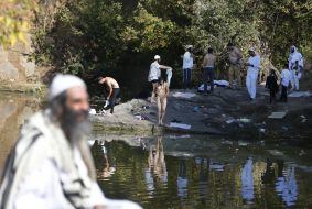 Хасиди купаються в озері