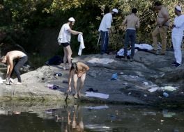 Хасиди купаються в озері