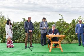 Petro Poroshenko attended a vineyard