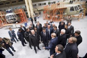 Володимир Гройсман з робітниками АТ "Мотор Січ"