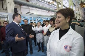 Володимир Гройсман з робітниками АТ "Мотор Січ"