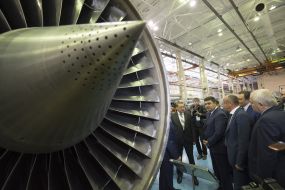 Володимир Гройсман на заводі "Мотор Січ"